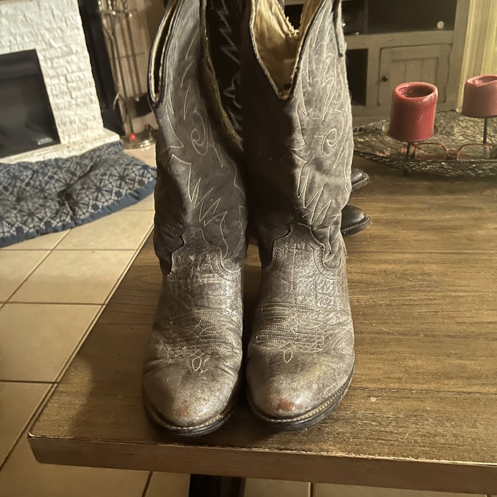 Men’s cowboy boots. Gray, Comfortable. Grew out of